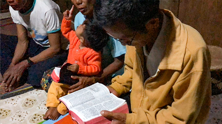 Symbolbild: Pastor beim Leiten eines Bibelstudiums in einer Hauskirche