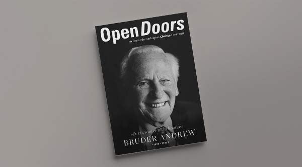 Auf dem Coverbild vom Open Doors Sonderheft für Bruder Andrews Nachruf ist der alte Bruder Andrew mit dem Titel "Er tat was er nicht konnte" abgebildet