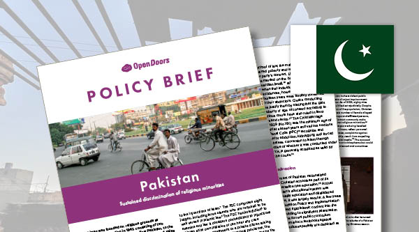Drei Dokumente aus dem Policy Brief von Pakistan mit der pakistanischen Flagge darauf