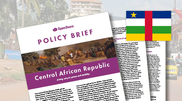 Drei Dokumente aus dem Policy Brief von der Zentralafrikanischen Republik mit der Flagge darauf