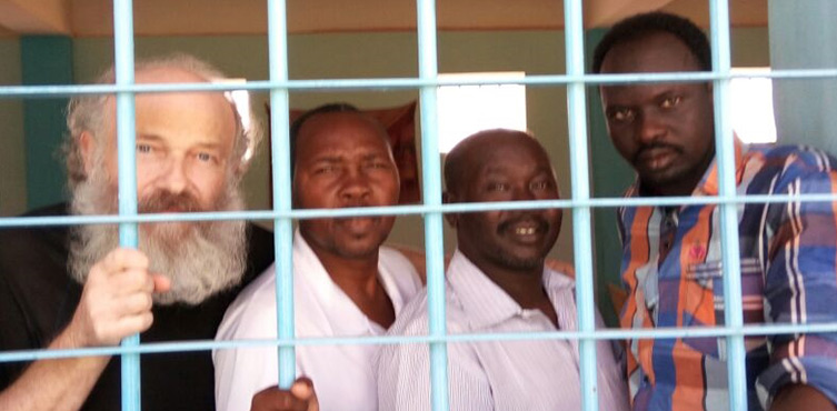 Bild: Pastor Hassan Kodi (2. Von links) und Abdulmonem Abdumawla (rechts)