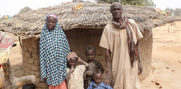 Abdou mit seiner Frau und einem Teil ihrer Kinder
