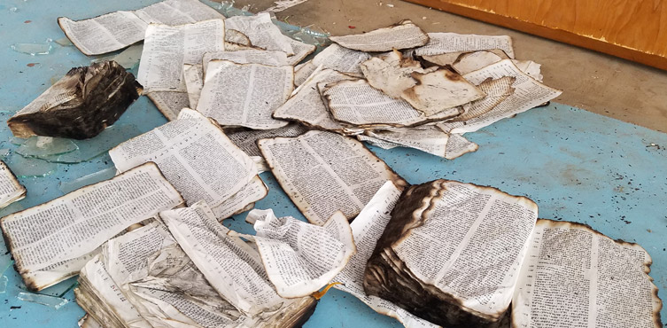 Verbrannte Bibeln in einer Kirche in Alaba