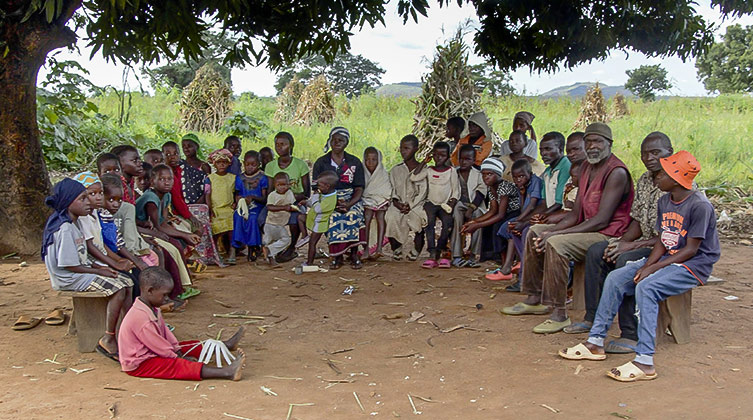 Christen in Nigeria treffen sich zum Gottesdienst unter einem Baum