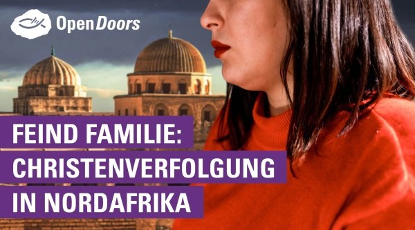 Frau mit rotem Pullover und Schriftzug "Feind Familie: Christenverfolgung in Nordafrika"