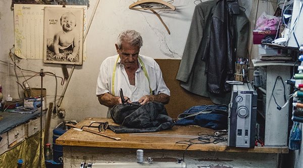 Alter Schneider in seinem Geschäft Damaskus