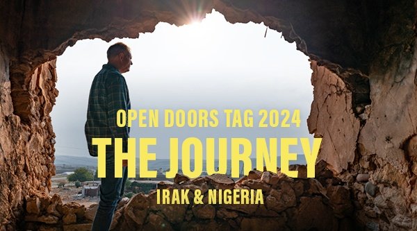 Markus Rode läuft aus der Öffnung eines zerstörten Hauses in hellen Sonnenschein hinein, darüber die Überschrift des Open Doors Tag und Irak & Nigeria