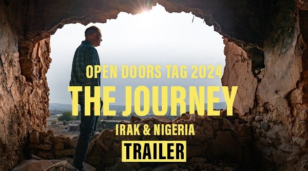 Markus Rode läuft aus der Öffnung eines zerstörten Hauses in helles Licht hinein, davor der Schriftzug des Open Doors Tags 2024 zu Nigeria und Irak