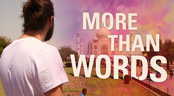 Ein Mann steht vor dem Taj Mahal in Indien. Über das Bild ist ein farbiger Nebel gelegt worden. Dieser erinnert an das Holi Festival of Colors. Auf der rechten Bildseite steht über die gesamte Bildgröße der Schriftzug MORE THAN WORDS.