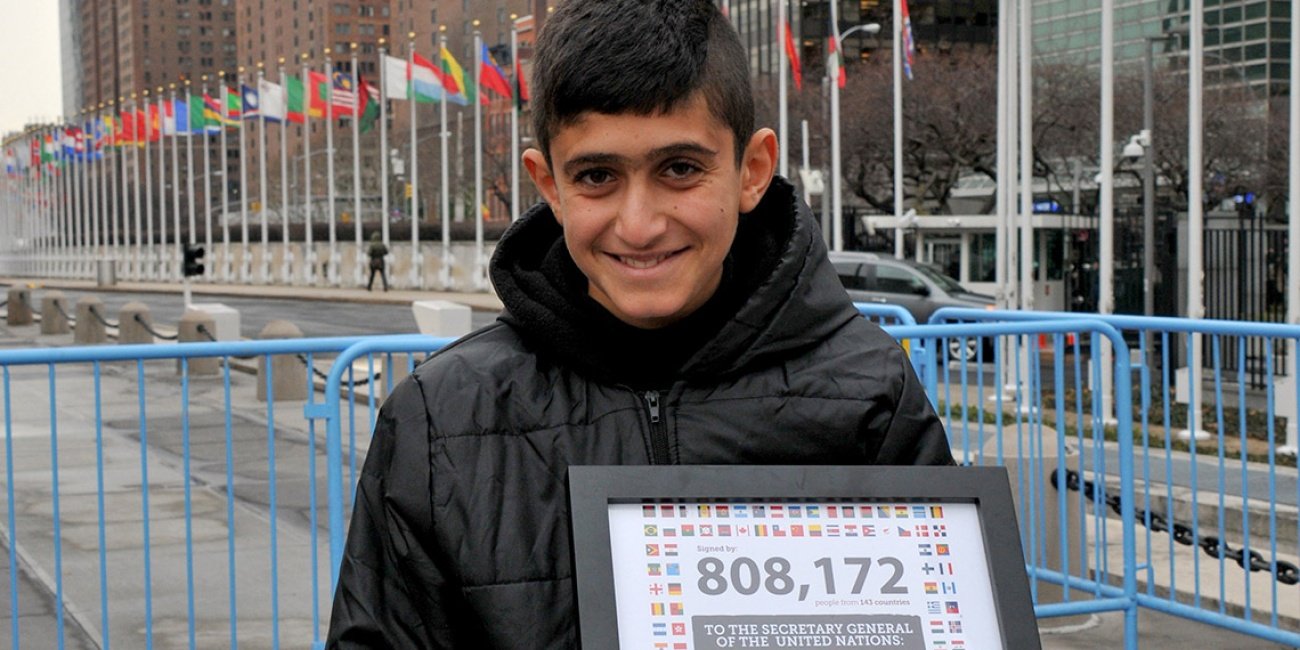 Noeh mit dem Zertifikat der Petition außerhalb des UN-Gebäudes in New York 