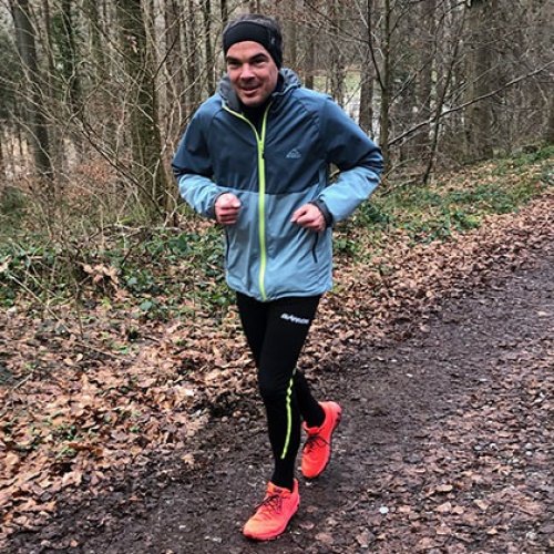 Alexander Eichholz beim joggen im Wald
