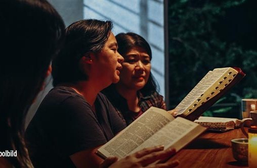 Geflüchtete nordkoreanische Christen unterstützt Open Doors zum Beispiel durch biblische Schulungen, wie hier bei einem Frauenbibelkreis (nachgestellte Szene)