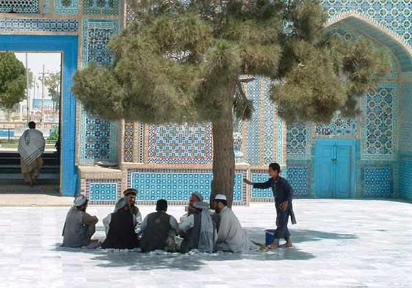 Männer vor der Blauen Moschee in Mazar-i-Sharif