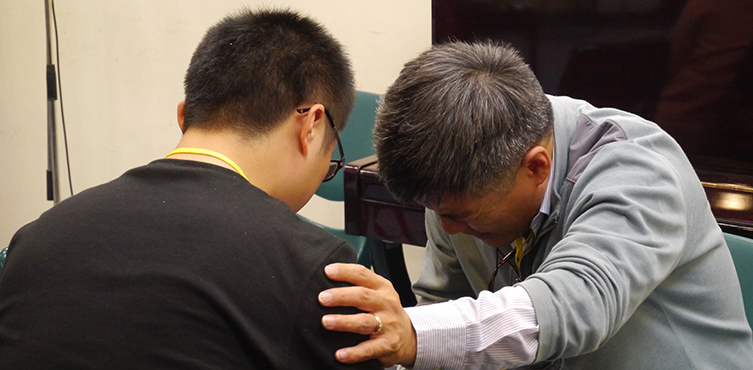Leiterseminar in China: Teilnehmer beten füreinander