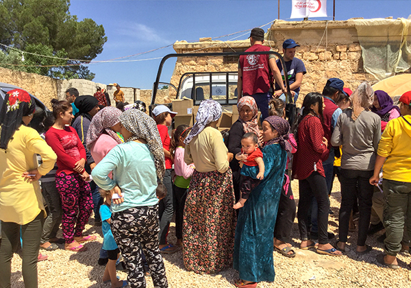 Christen in Afrin (Nordsyrien) verteilen Hilfsgüter – ein Bild aus dem Jahr 2018