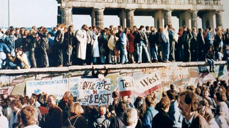 Feiernde Menschenmenge am Brandenburger Tor am 10. November 1989; Foto: Lear 21 at English Wikipedia [CC BY-SA 3.0 (https://creativecommons.org/licenses/by-sa/3.0)]