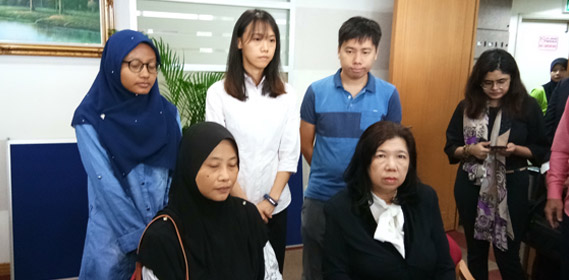 Frau von Amri Che Mat (links unten) und Susanna Koh (rechts unten)