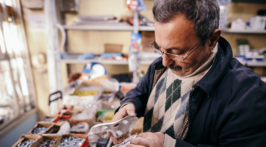 Ein syrischer Elektriker bei der Arbeit