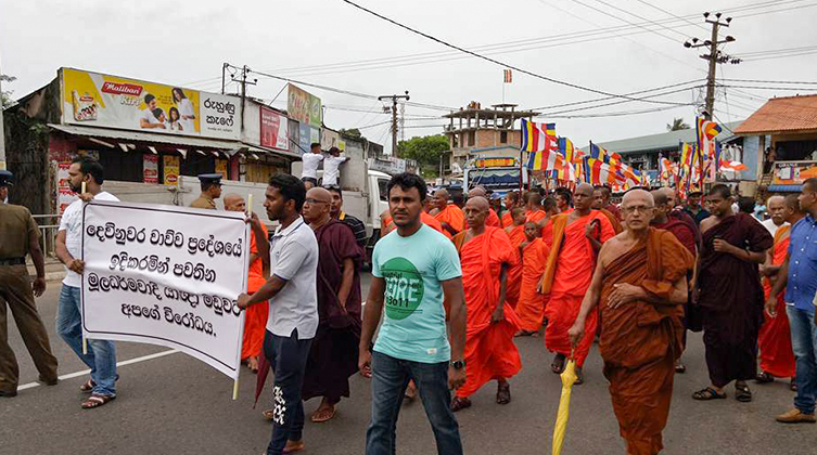 Die aktuellen Beispiele stehen in einer Reihe von Angriffen auf Christen und Kirchen wie die im Bild gezeigte Demonstration buddhistischer Mönche für die Schließung einer Kirche