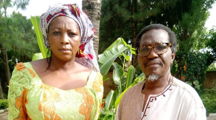 Leahs Mutter Rebecca Sharibu mit Pastor Gideon Param-Mallam (Quelle: World Watch Monitor)