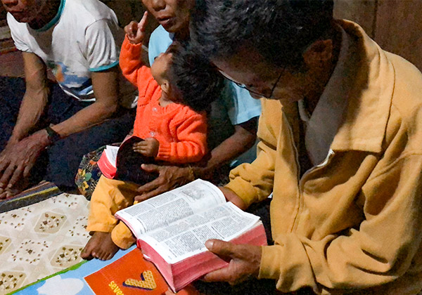 Symbolbild: Pastor beim Leiten eines Bibelstudiums in einer Hauskirche