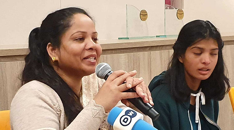 Asia Bibi und ihre Tochter Esha bei der Pressekonferenz in Paris am vergangenen Freitag