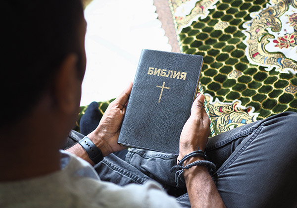Zu Beginn der 1990er-Jahre wurde die Bibel erstmals vollständig in Tadschikisch übersetzt.