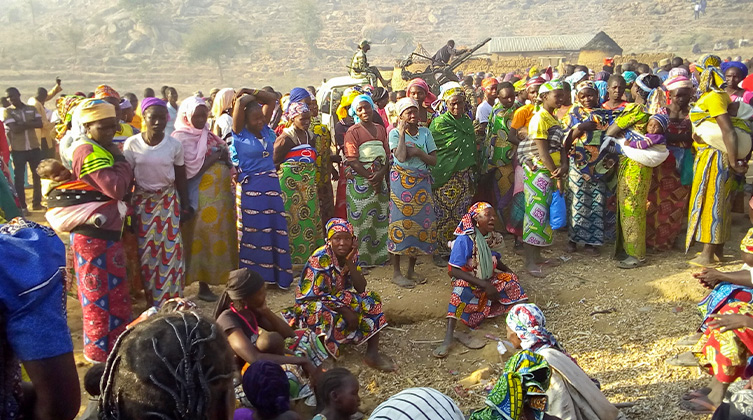 Nach Boko Haram Angriff: Betroffene trauern gemeinsam und trösten einander