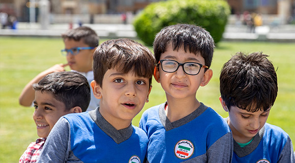 Kinder in bunten T-Shirts 