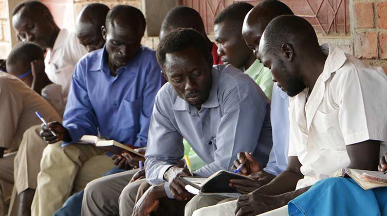 Teilnehmer eines Open Doors-Seminars in den Nubabergen beim gemeinsamen Bibellesen