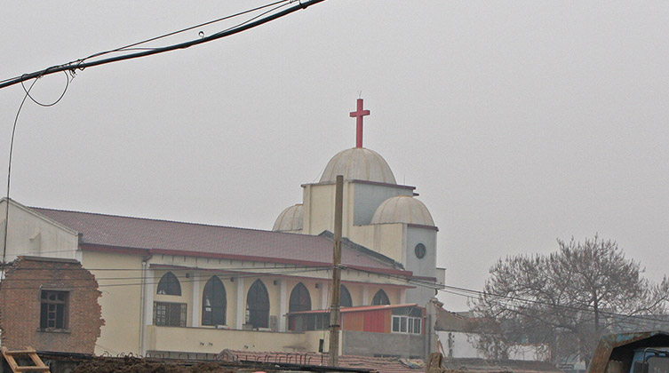 Das Kreuz auf dieser Drei-Selbst-Kirche in der Provinz Henan ist weithin sichtbar.