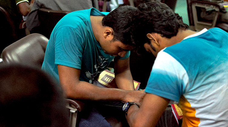 Symbolbild: Besucher einer Hauskirche in Dhaka beim Bibelstudium