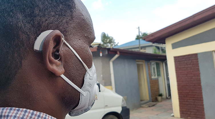 Nach dem Angriff ist Pastor Adane auf ein Hörgerät angewiesen
