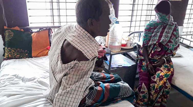 Pastor Dulal und seine Frau im Krankenhaus nachdem sie von den anderen Dorfbewohnern verprügelt wurden