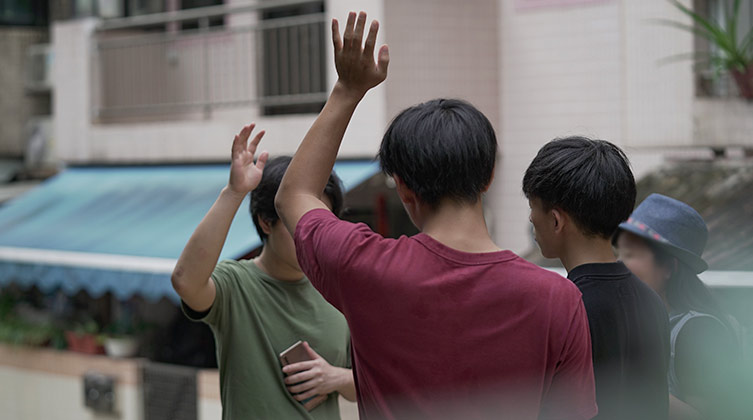 Junge chinesische Christen beten Jesus gemeinsam an
