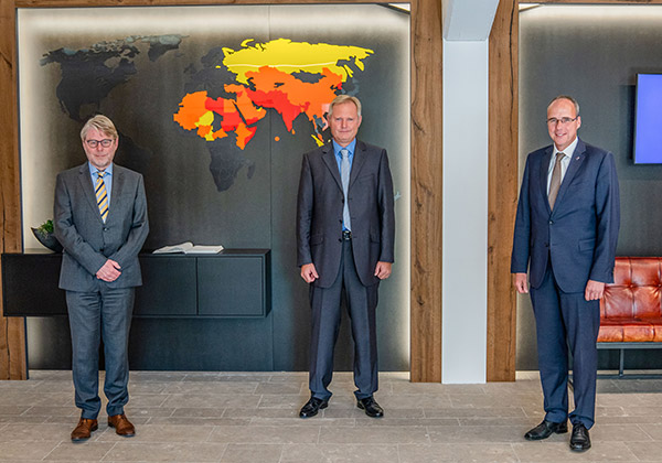 Hessens Innenminister Beuth und BAMF-Präsident Dr. Sommer bei der Besichtigung des Hoffnungszentrums für verfolgte Christen in Kelkheim