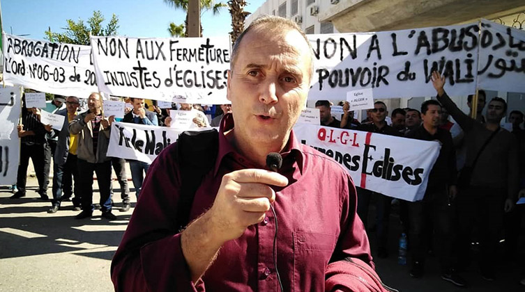 Pastor Salah protestiert mit anderen Christen gegen die Kirchenschließungen in Algerien