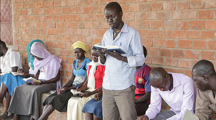 Gemeinsames Bibellesen bei einer Schulung für Gemeindemitarbeiter