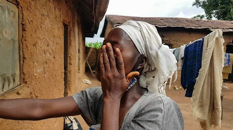 Bei einem Angriff muslimischer Fulani Viehhirten in Kaduna Nigeria wurde Abigails Ehemann ermordet. „Bitte betet dass Gott uns Hilfe schickt und meine Tochter mein einziges Kind und mich beschützt.“