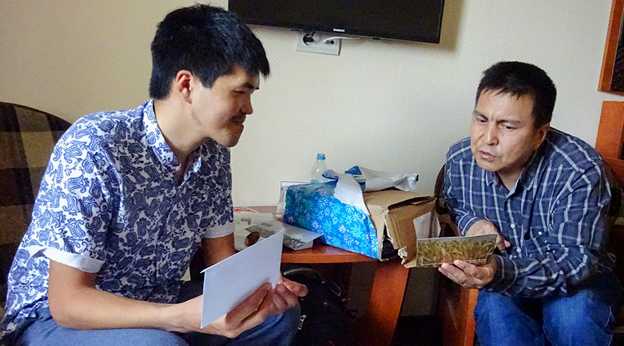 Ein Christ aus Zentralasien wird durch Briefe und Karten ermutigt