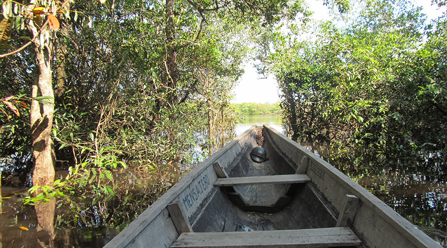 Als Bibelkurier mit dem Holzboot unterwegs im Dschungel Kolumbiens