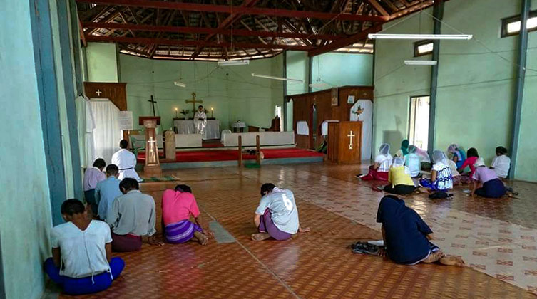 Überall in Myanmar treffen sich Christen um für ihr Land zu beten