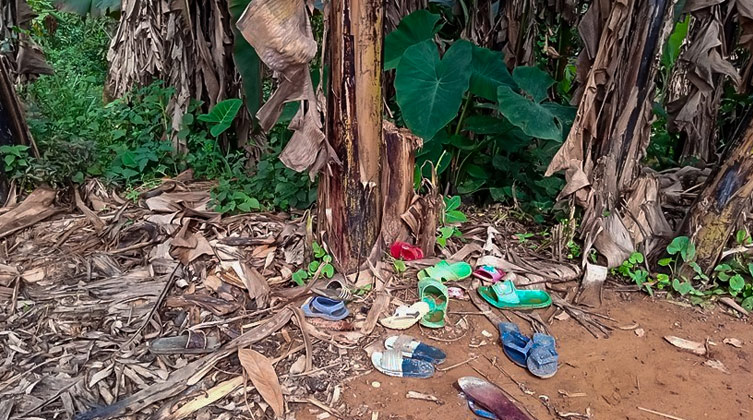 Die Schuhe einiger entführter Kinder sind eine eindringliche Erinnerung sie nicht zu vergessen