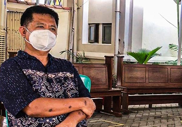 Ein lokaler Kontakt von Open Doors befragt den Priester Wilhelmus Tulak von der Kathedrale in Makassar nach dem Anschlag