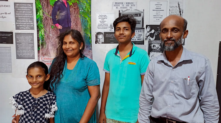 Pastor Kumaran mit Saratha und ihren Kindern Jeremiah und Shemidah