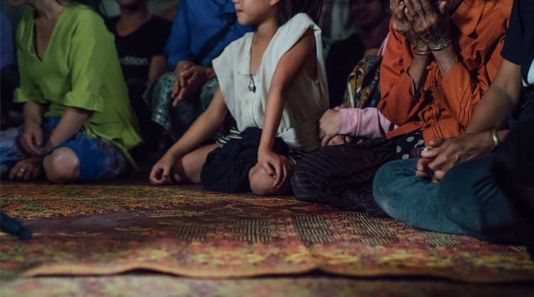Symbolbild: Gemeinsamer Hausgottesdienst mit Kindern und Erwachsenen im Norden von Laos.