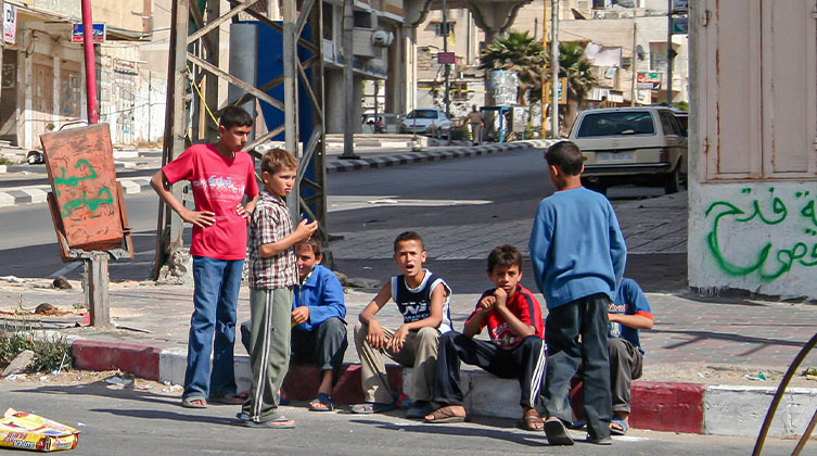 Kaum Zukunftsperspektiven und oftmals fragwürdige Vorbilder: Kinder in Gaza (Archivbild)