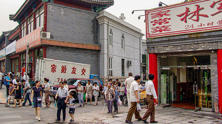 Bild mit Symbolcharakter: Drei-Selbst-Kirche in Peking mit kaum sichtbarem Kreuz (Archivbild)