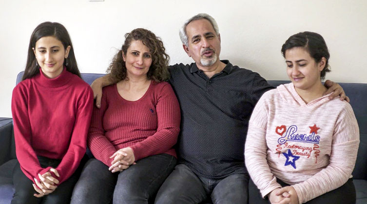 Taher und seiner Frau Donya mit ihren Töchtern Farah (links) und Arezoo (rechts)