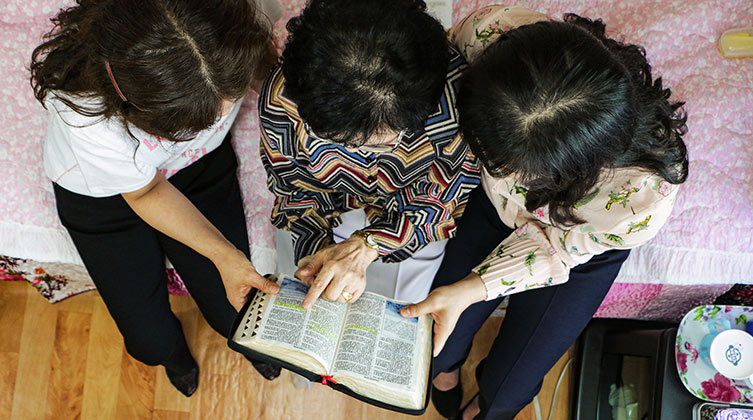 Geflohene Nordkoreanerinnen lesen gemeinsam die Bibel (Symbolbild)